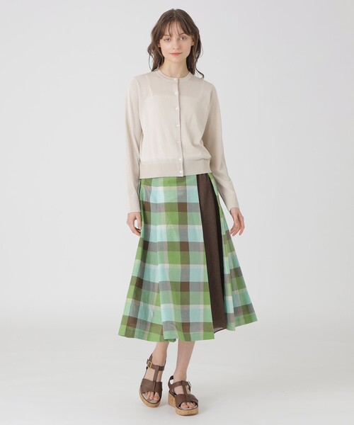 BLUE LABEL CRESTBRIDGE（ブルーレーベルクレストブリッジ）の「クールファインニットクルーネックカーディガン（カーディガン/ボレロ・レディース・ブラック/ホワイト/ブルー/ベージュ・38）」の9枚目の写真