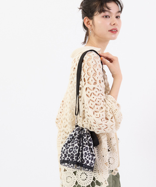 LeSportsac(レスポートサック)の「DRAWSTRING BUCKET XBODY ニュートラルレオパード(ショルダーバッグ・レディース・グレー・FREE)」の1枚目の写真