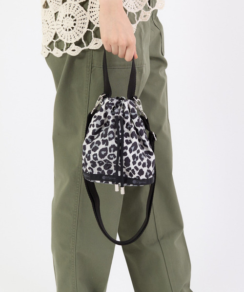 LeSportsac(レスポートサック)の「DRAWSTRING BUCKET XBODY ニュートラルレオパード(ショルダーバッグ・レディース・グレー・FREE)」の2枚目の写真