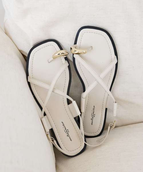 Au BANNISTER（オゥバニスター）の「【販売店舗限定】ニュアンスリング ストラップサンダル（サンダル・レディース・ブラック/オフホワイト/ブラウン・35/36/37/38/39）」の2枚目の写真