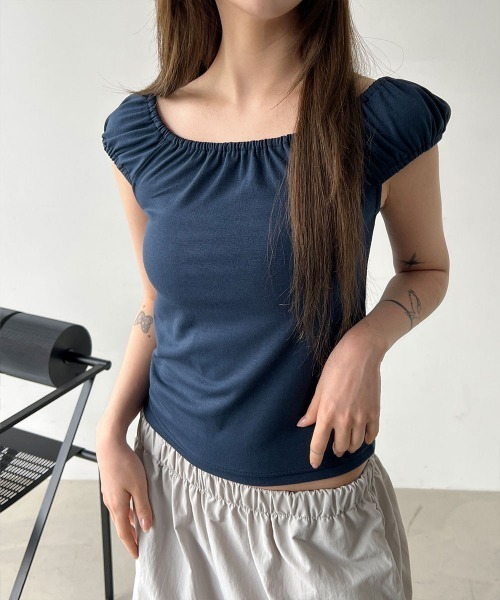 4INT.(フォイント)の「【オフショルダー/ワンショルダー】スクエア シャーリング クロップド パフスリーブ 半袖 Tシャツ(Tシャツ/カットソー・レディース・グレー/ホワイト/ネイビー/ブラック・FREE)」の4枚目の写真