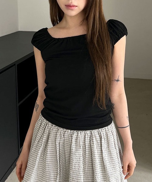 4INT.(フォイント)の「【オフショルダー/ワンショルダー】スクエア シャーリング クロップド パフスリーブ 半袖 Tシャツ(Tシャツ/カットソー・レディース・グレー/ホワイト/ネイビー/ブラック・FREE)」の2枚目の写真