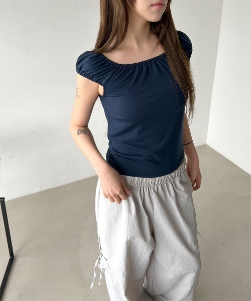 4INT.(フォイント)の「【オフショルダー/ワンショルダー】スクエア シャーリング クロップド パフスリーブ 半袖 Tシャツ(Tシャツ/カットソー・レディース・グレー/ホワイト/ネイビー/ブラック・FREE)」の5枚目の写真