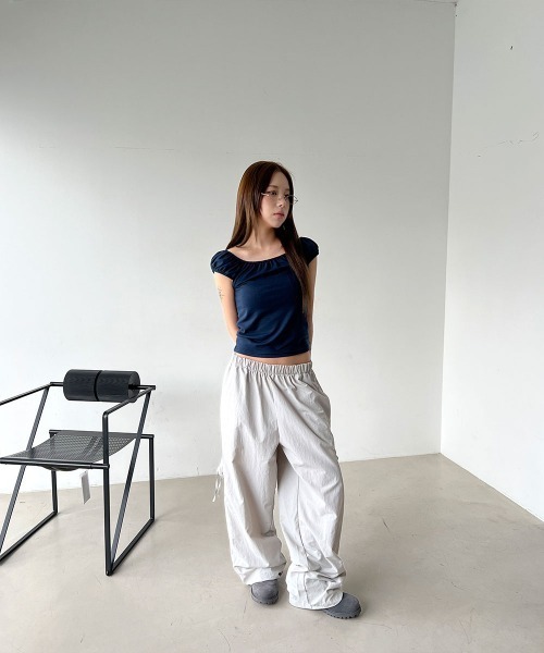 4INT.(フォイント)の「【オフショルダー/ワンショルダー】スクエア シャーリング クロップド パフスリーブ 半袖 Tシャツ(Tシャツ/カットソー・レディース・グレー/ホワイト/ネイビー/ブラック・FREE)」の6枚目の写真