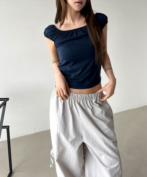 4INT.(フォイント)の「【オフショルダー/ワンショルダー】スクエア シャーリング クロップド パフスリーブ 半袖 Tシャツ(Tシャツ/カットソー・レディース・グレー/ホワイト/ネイビー/ブラック・FREE)」の7枚目の写真