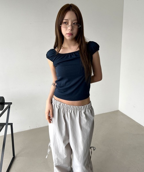 4INT.(フォイント)の「【オフショルダー/ワンショルダー】スクエア シャーリング クロップド パフスリーブ 半袖 Tシャツ(Tシャツ/カットソー・レディース・グレー/ホワイト/ネイビー/ブラック・FREE)」の8枚目の写真