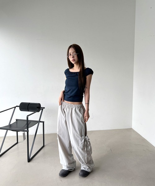 4INT.(フォイント)の「【オフショルダー/ワンショルダー】スクエア シャーリング クロップド パフスリーブ 半袖 Tシャツ(Tシャツ/カットソー・レディース・グレー/ホワイト/ネイビー/ブラック・FREE)」の9枚目の写真