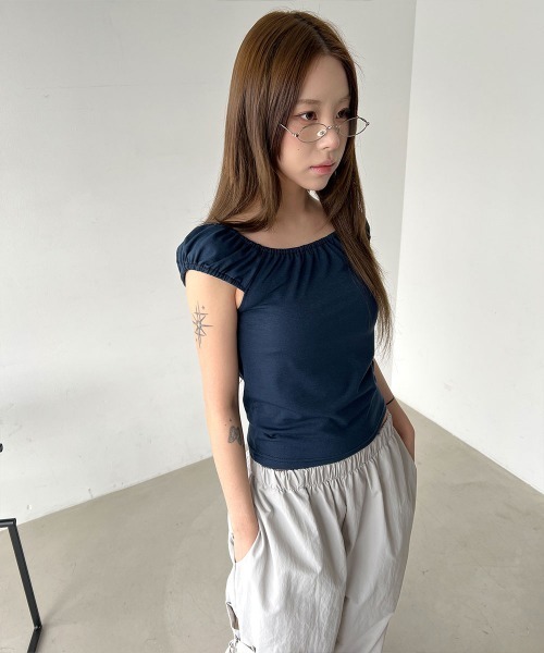 4INT.(フォイント)の「【オフショルダー/ワンショルダー】スクエア シャーリング クロップド パフスリーブ 半袖 Tシャツ(Tシャツ/カットソー・レディース・グレー/ホワイト/ネイビー/ブラック・FREE)」の10枚目の写真
