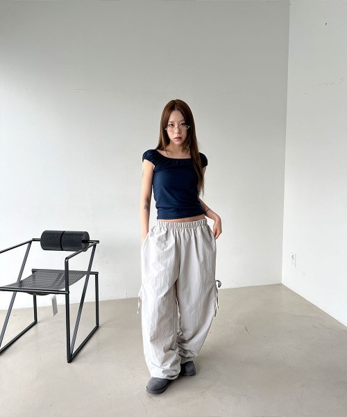 4INT.(フォイント)の「【オフショルダー/ワンショルダー】スクエア シャーリング クロップド パフスリーブ 半袖 Tシャツ(Tシャツ/カットソー・レディース・グレー/ホワイト/ネイビー/ブラック・FREE)」の11枚目の写真