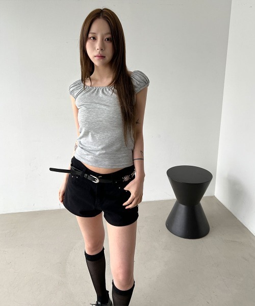 4INT.(フォイント)の「【オフショルダー/ワンショルダー】スクエア シャーリング クロップド パフスリーブ 半袖 Tシャツ(Tシャツ/カットソー・レディース・グレー/ホワイト/ネイビー/ブラック・FREE)」の13枚目の写真