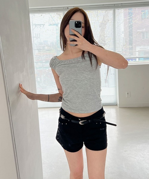 4INT.(フォイント)の「【オフショルダー/ワンショルダー】スクエア シャーリング クロップド パフスリーブ 半袖 Tシャツ(Tシャツ/カットソー・レディース・グレー/ホワイト/ネイビー/ブラック・FREE)」の17枚目の写真