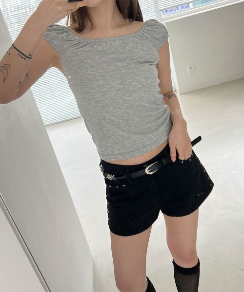 4INT.(フォイント)の「【オフショルダー/ワンショルダー】スクエア シャーリング クロップド パフスリーブ 半袖 Tシャツ(Tシャツ/カットソー・レディース・グレー/ホワイト/ネイビー/ブラック・FREE)」の19枚目の写真