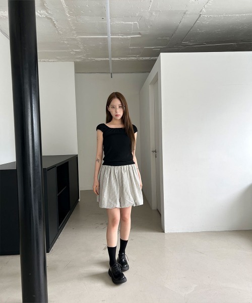 4INT.(フォイント)の「【オフショルダー/ワンショルダー】スクエア シャーリング クロップド パフスリーブ 半袖 Tシャツ(Tシャツ/カットソー・レディース・グレー/ホワイト/ネイビー/ブラック・FREE)」の21枚目の写真