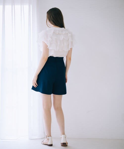 SELFIST(セルフィスト)の「ラッフルフリルパールボタンブラウス 夏服 ノースリーブ シアートップス 春服 半袖 フリル フェミニン(シャツ/ブラウス・レディース・オフホワイト/ブラック/ピンクベージュ・フリー)」の18枚目の写真
