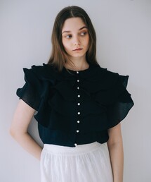 ラッフルフリルパールボタンブラウス 夏服 ノースリーブ シアートップス 春服 半袖 フリル フェミニン