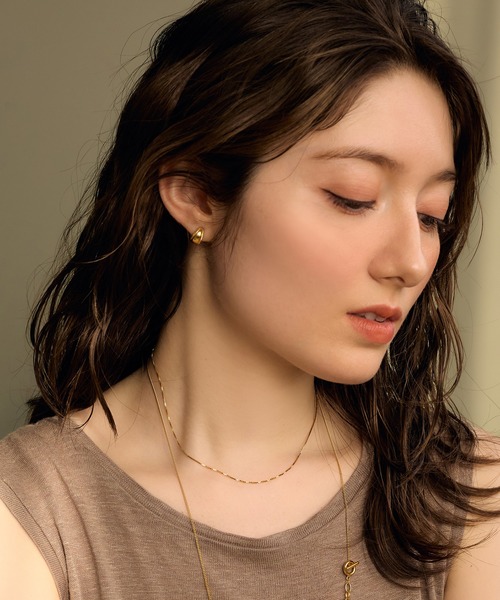 Jolie Toujours(ジョリトゥジュール)の「〈K18GP〉エッジラインフープピアス(ピアス(両耳用)・レディース・ゴールド・FREE)」の4枚目の写真