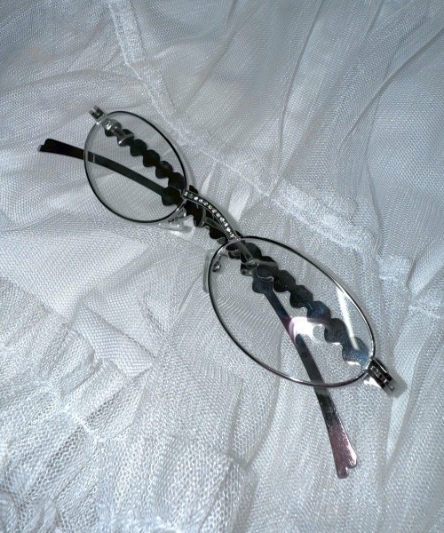 Never mind the XU / Chikashitsu+（ネバーマインド ザ エックスユー / チカシツプラス）の「【nmtc+】heart cubic eyeglasses / 【エヌエムティーシープラス】ハートキュービックアイグラスメガネ（メガネ・レディース・シルバー・ONE SIZE）」の13枚目の写真