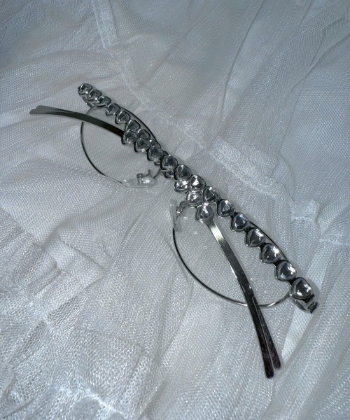 Never mind the XU / Chikashitsu+（ネバーマインド ザ エックスユー / チカシツプラス）の「【nmtc+】heart cubic eyeglasses / 【エヌエムティーシープラス】ハートキュービックアイグラスメガネ（メガネ・レディース・シルバー・ONE SIZE）」の12枚目の写真