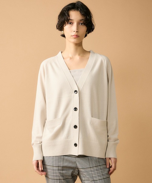 INED（イネド）の「ウルトラエクストラファインウール Vネックカーディガン（カーディガン/ボレロ・レディース・サンドグレー/レッド系その他/サックスブルー/グレー系その他/ブラック・9号）」の3枚目の写真