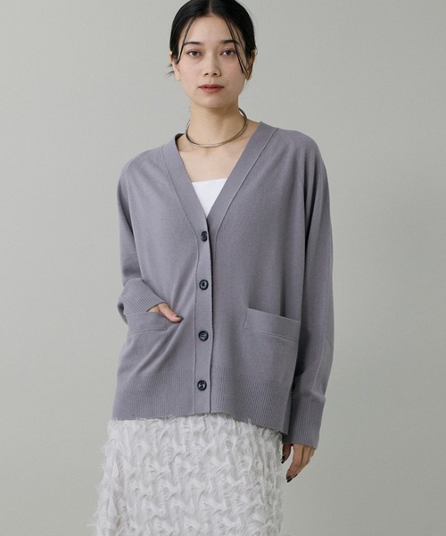 INED（イネド）の「ウルトラエクストラファインウール Vネックカーディガン（カーディガン/ボレロ・レディース・サンドグレー/レッド系その他/サックスブルー/グレー系その他/ブラック・9号）」の4枚目の写真