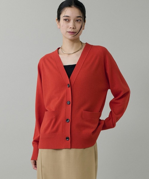 INED（イネド）の「ウルトラエクストラファインウール Vネックカーディガン（カーディガン/ボレロ・レディース・サンドグレー/レッド系その他/サックスブルー/グレー系その他/ブラック・9号）」の5枚目の写真