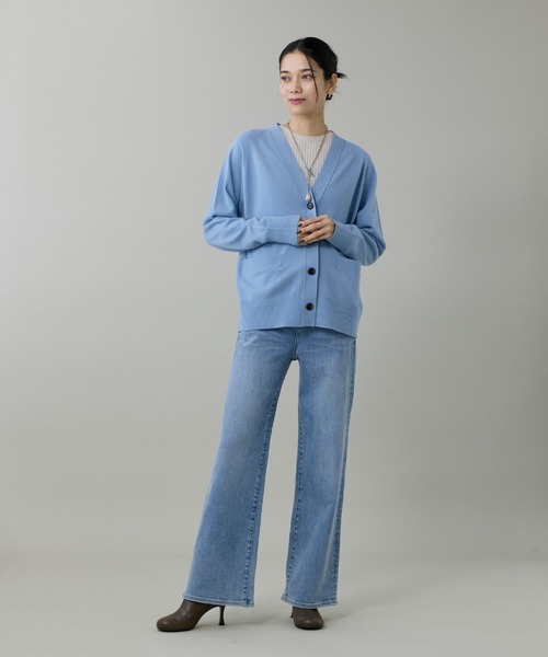 INED（イネド）の「ウルトラエクストラファインウール Vネックカーディガン（カーディガン/ボレロ・レディース・サンドグレー/レッド系その他/サックスブルー/グレー系その他/ブラック・9号）」の6枚目の写真