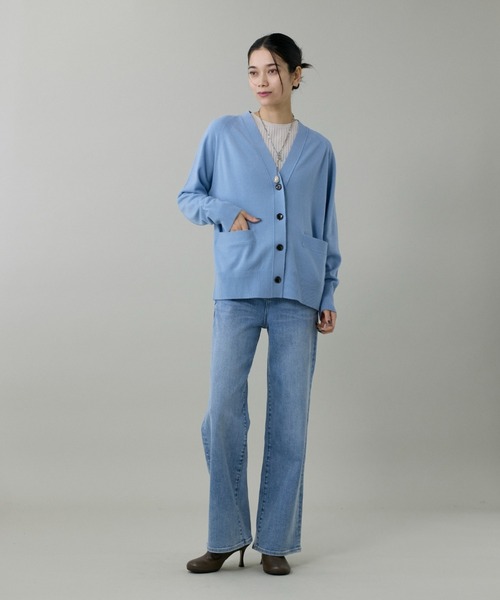 INED（イネド）の「ウルトラエクストラファインウール Vネックカーディガン（カーディガン/ボレロ・レディース・サンドグレー/レッド系その他/サックスブルー/グレー系その他/ブラック・9号）」の7枚目の写真