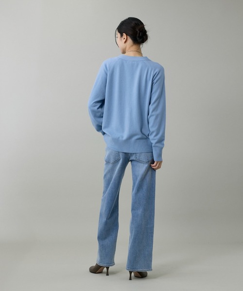 INED（イネド）の「ウルトラエクストラファインウール Vネックカーディガン（カーディガン/ボレロ・レディース・サンドグレー/レッド系その他/サックスブルー/グレー系その他/ブラック・9号）」の8枚目の写真