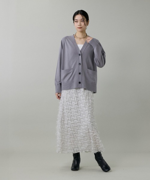 INED（イネド）の「ウルトラエクストラファインウール Vネックカーディガン（カーディガン/ボレロ・レディース・サンドグレー/レッド系その他/サックスブルー/グレー系その他/ブラック・9号）」の9枚目の写真