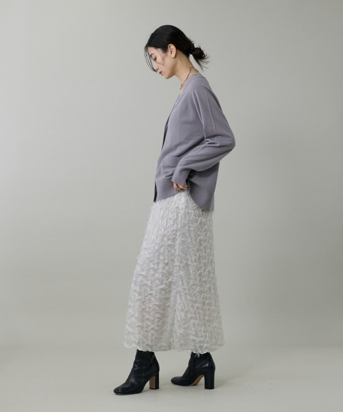 INED（イネド）の「ウルトラエクストラファインウール Vネックカーディガン（カーディガン/ボレロ・レディース・サンドグレー/レッド系その他/サックスブルー/グレー系その他/ブラック・9号）」の10枚目の写真