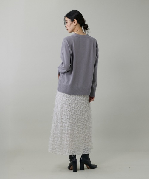 INED（イネド）の「ウルトラエクストラファインウール Vネックカーディガン（カーディガン/ボレロ・レディース・サンドグレー/レッド系その他/サックスブルー/グレー系その他/ブラック・9号）」の11枚目の写真