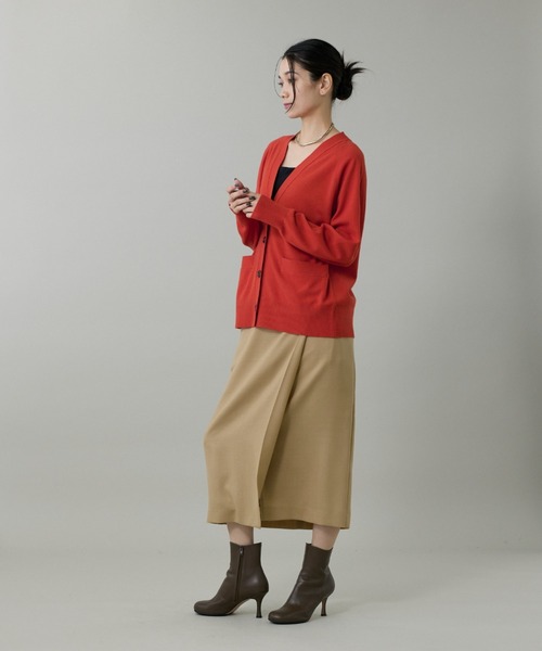 INED（イネド）の「ウルトラエクストラファインウール Vネックカーディガン（カーディガン/ボレロ・レディース・サンドグレー/レッド系その他/サックスブルー/グレー系その他/ブラック・9号）」の13枚目の写真