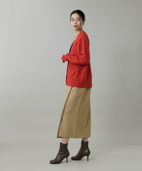 INED（イネド）の「ウルトラエクストラファインウール Vネックカーディガン（カーディガン/ボレロ・レディース・サンドグレー/レッド系その他/サックスブルー/グレー系その他/ブラック・9号）」の14枚目の写真