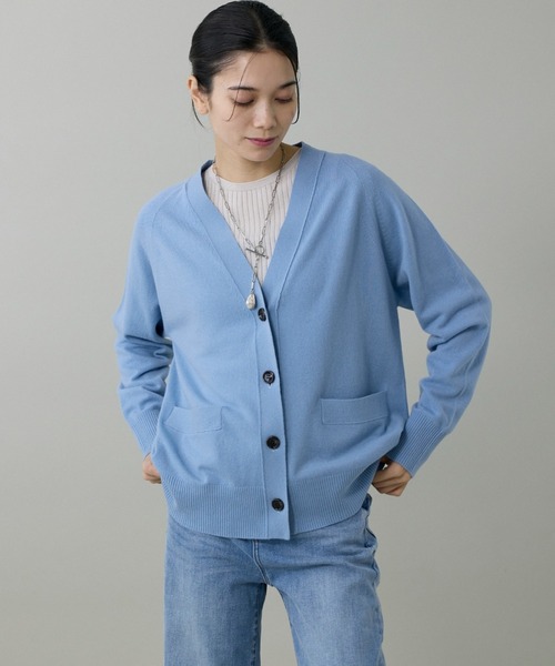 INED（イネド）の「ウルトラエクストラファインウール Vネックカーディガン（カーディガン/ボレロ・レディース・サンドグレー/レッド系その他/サックスブルー/グレー系その他/ブラック・9号）」の15枚目の写真