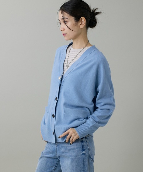 INED（イネド）の「ウルトラエクストラファインウール Vネックカーディガン（カーディガン/ボレロ・レディース・サンドグレー/レッド系その他/サックスブルー/グレー系その他/ブラック・9号）」の16枚目の写真