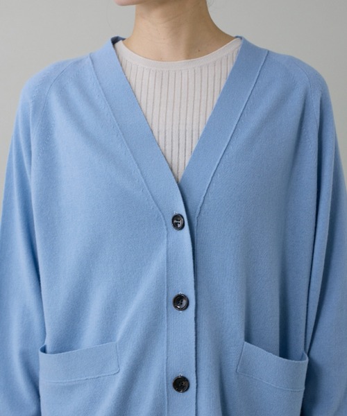 INED（イネド）の「ウルトラエクストラファインウール Vネックカーディガン（カーディガン/ボレロ・レディース・サンドグレー/レッド系その他/サックスブルー/グレー系その他/ブラック・9号）」の18枚目の写真