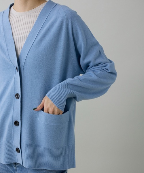 INED（イネド）の「ウルトラエクストラファインウール Vネックカーディガン（カーディガン/ボレロ・レディース・サンドグレー/レッド系その他/サックスブルー/グレー系その他/ブラック・9号）」の19枚目の写真