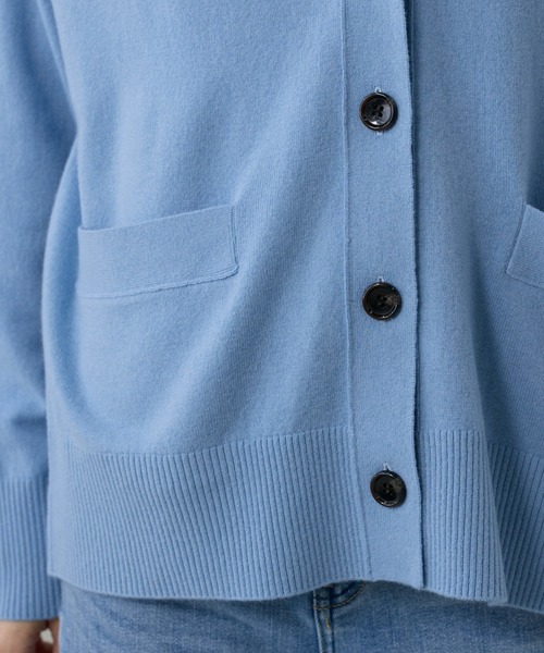 INED（イネド）の「ウルトラエクストラファインウール Vネックカーディガン（カーディガン/ボレロ・レディース・サンドグレー/レッド系その他/サックスブルー/グレー系その他/ブラック・9号）」の20枚目の写真