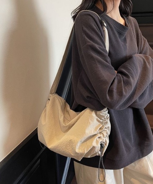 FreeZone(フリーゾーン)の「ドローストリングナイロンショルダーバッグ(ショルダーバッグ・メンズ・ブラック/ベージュ・F)」の2枚目の写真