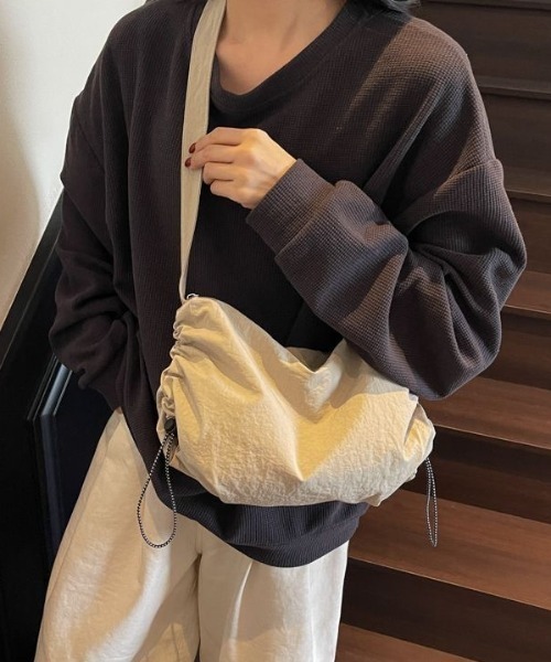 FreeZone(フリーゾーン)の「ドローストリングナイロンショルダーバッグ(ショルダーバッグ・メンズ・ブラック/ベージュ・F)」の17枚目の写真