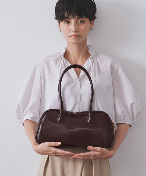 OPAQUE.CLIP(オペークドットクリップ)の「【軽量】オイル調合皮ワイドボストンバッグ(ボストンバッグ・レディース・ブラック/ブラウン系その他・00)」の2枚目の写真