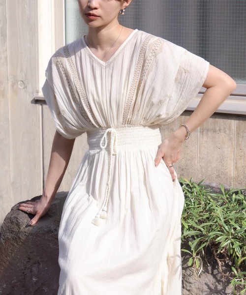 Bab(バブ)の「【S・Mサイズ展開】フロント刺繍ウエストシャーリングワンピース(ワンピース・レディース・アイボリー/ブラック/イエロー/ミント/ラベンダー/ピンク/グリーン・MEDIUM/SMALL)」の2枚目の写真