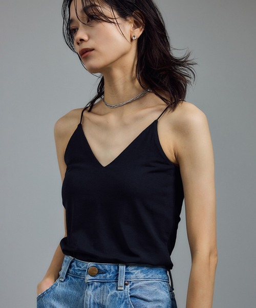 SALON adam et rope'（サロン アダム エ ロペ）の「ベア天カップ付きVネックキャミソール［UVケア・接触冷感］（キャミソール・レディース・ブラック/ホワイト・S/M）」の2枚目の写真