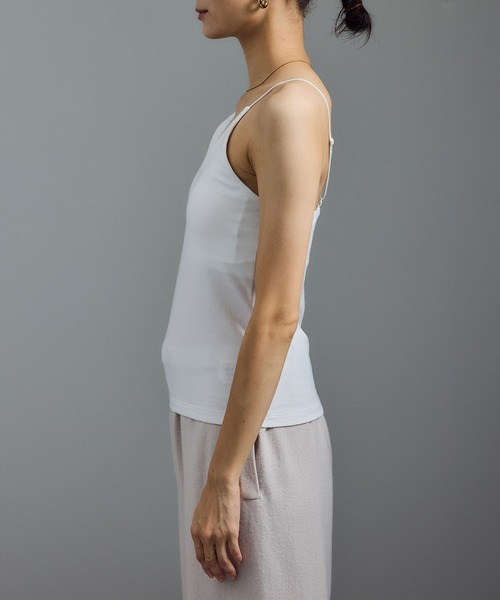 SALON adam et rope'（サロン アダム エ ロペ）の「ベア天カップ付きVネックキャミソール［UVケア・接触冷感］（キャミソール・レディース・ブラック/ホワイト・S/M）」の7枚目の写真