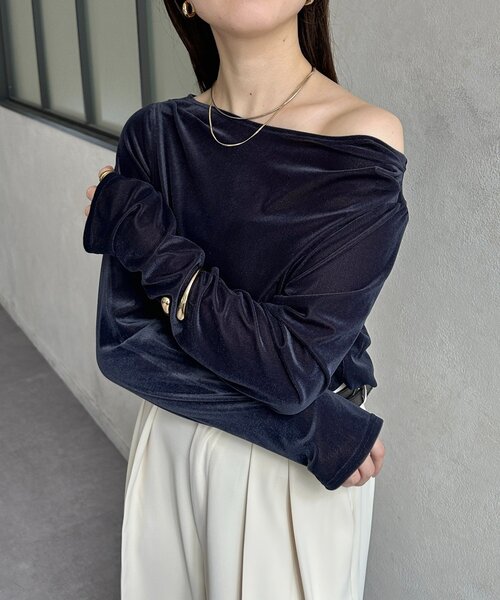 Thevon（ゼボン）の「ドレープネックベロアシアープルオーバー（Tシャツ/カットソー・レディース・ネイビー/オリーブ/グレイッシュベージュ・FREE）」の3枚目の写真