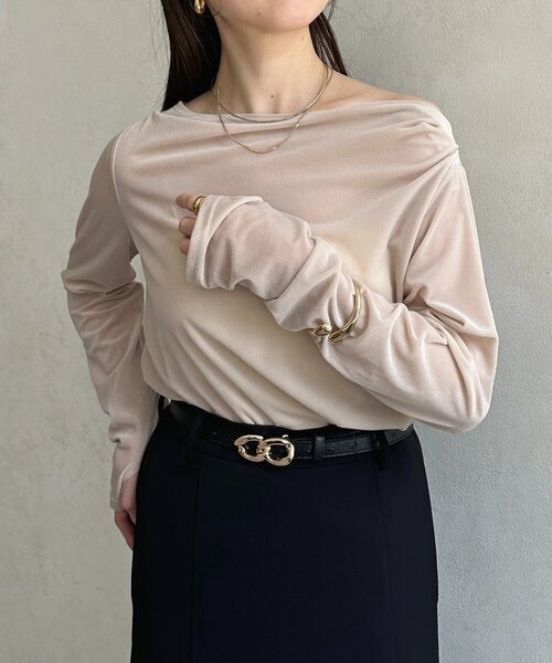 Thevon（ゼボン）の「ドレープネックベロアシアープルオーバー（Tシャツ/カットソー・レディース・ネイビー/オリーブ/グレイッシュベージュ・FREE）」の2枚目の写真