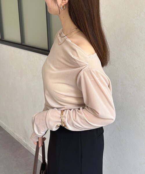 Thevon（ゼボン）の「ドレープネックベロアシアープルオーバー（Tシャツ/カットソー・レディース・ネイビー/オリーブ/グレイッシュベージュ・FREE）」の5枚目の写真