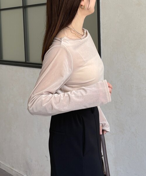 Thevon（ゼボン）の「ドレープネックベロアシアープルオーバー（Tシャツ/カットソー・レディース・ネイビー/オリーブ/グレイッシュベージュ・FREE）」の7枚目の写真