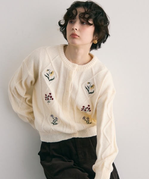 Trish（トリッシュ）の「ダイヤ柄ケーブル＆エンブロイダリーカーディガン（カーディガン/ボレロ・レディース・ブラック/アイボリー・FREE）」の2枚目の写真