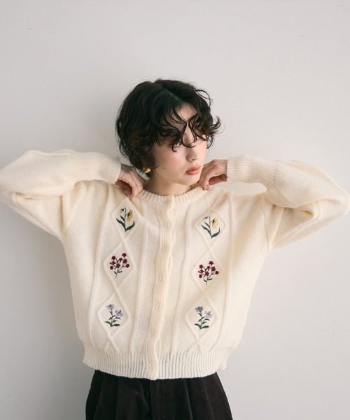 Trish（トリッシュ）の「ダイヤ柄ケーブル＆エンブロイダリーカーディガン（カーディガン/ボレロ・レディース・ブラック/アイボリー・FREE）」の4枚目の写真